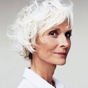 Modèle de coupe courte femme sur cheveux blancs et gris tendance